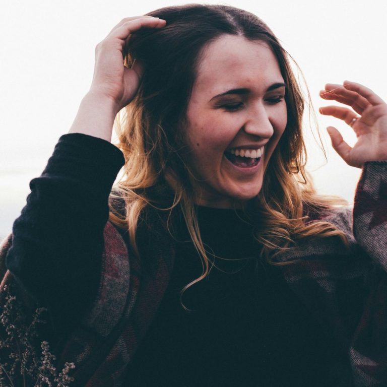 Endlich wieder befreit Lachen - Maria Wadenpohl Psychologische Beratung und Online-Coaching für Frauen nach Trennung und Krise Lachende Frau - Maria Wadenpohl Psychologische Beratung und Online-Coaching für Frauen -Leichtigkeit Klarheit