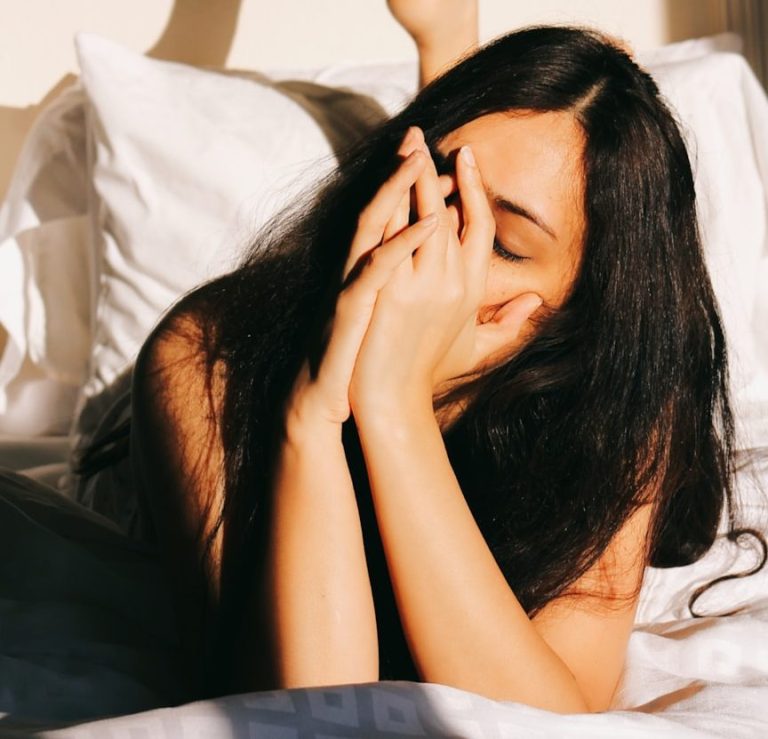 Aus der Erschöpfung nach Trennung und Krise zurück in die Kraft Maria Wadenpohl Psychologische Beratung Frau liegend, Hände vorm Gesicht - Aus der Erschöpfung nach Trennung und Krise zurück in die Kraft Maria Wadenpohl