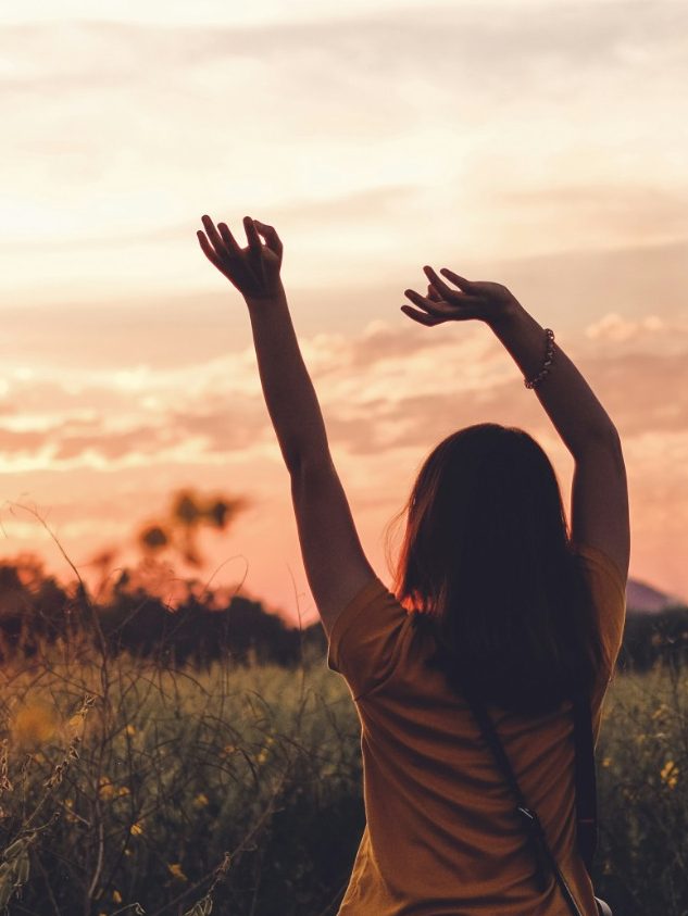 Endlich wieder befreit Lachen - Maria Wadenpohl Psychologische Beratung und Online-Coaching für Frauen nach Trennung und Krise Lachende Frau - Maria Wadenpohl Psychologische Beratung und Online-Coaching für Frauen -Leichtigkeit Klarheit