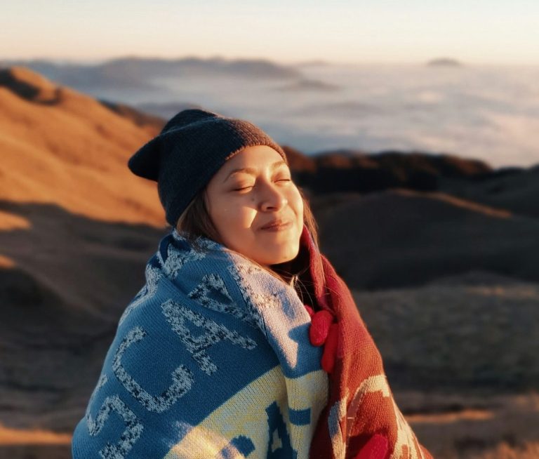 Loslassen und innere Mitte finden - Balance und innerer Frieden - Maria Wadenpohl Frau mit geschlossenen Augen und Lächeln auf den Lippen - Loslassen - Maria Wadenpohl Psychologische Beratung nach Trennung und Krise