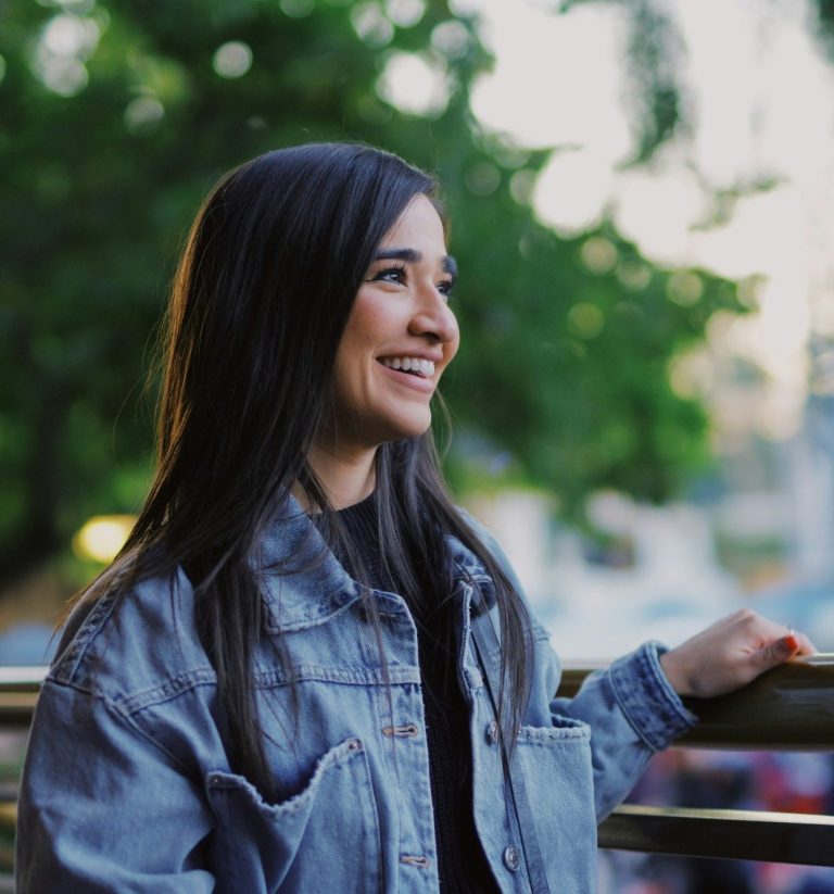 Loslassen und innere Mitte finden - Balance und innerer Frieden - Maria Wadenpohl Frau mit geschlossenen Augen und Lächeln auf den Lippen - Loslassen - Maria Wadenpohl Psychologische Beratung nach Trennung und Krise