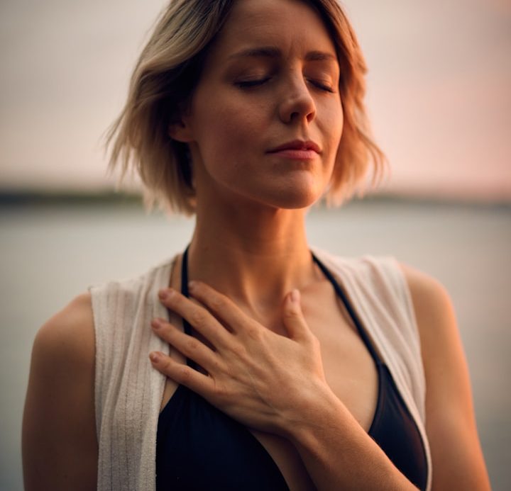 Loslassen und innere Mitte finden - Balance und innerer Frieden - Maria Wadenpohl Frau mit geschlossenen Augen und Lächeln auf den Lippen - Loslassen - Maria Wadenpohl Psychologische Beratung nach Trennung und Krise