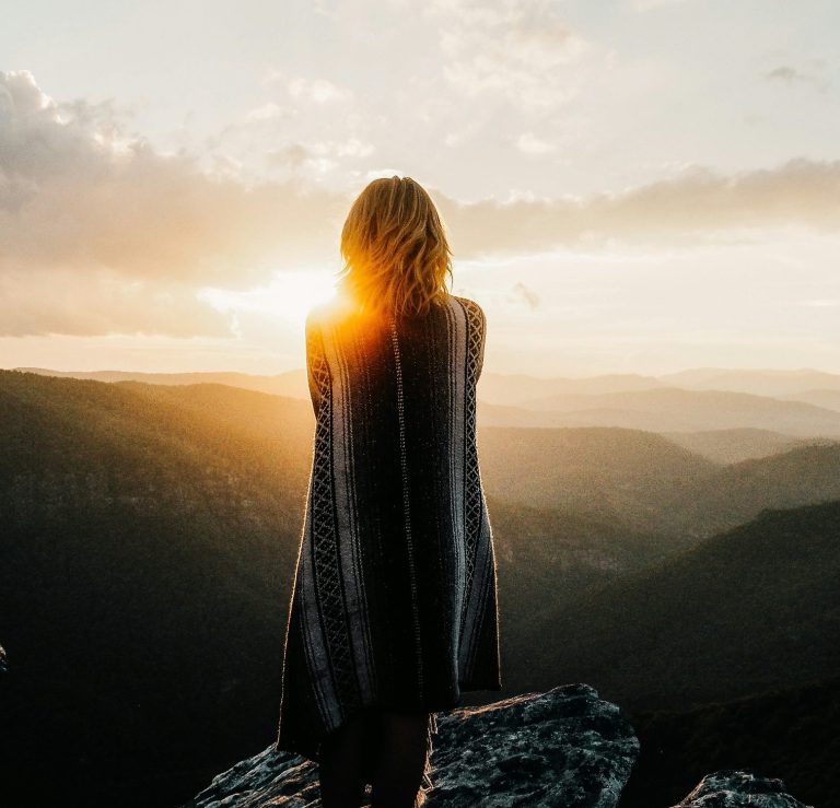Ankommen bei dir - Innere Klarheit und Ruhe Frau auf Bergspitze im Sonnenuntergang - Blick in die Ferne und die Zukunft