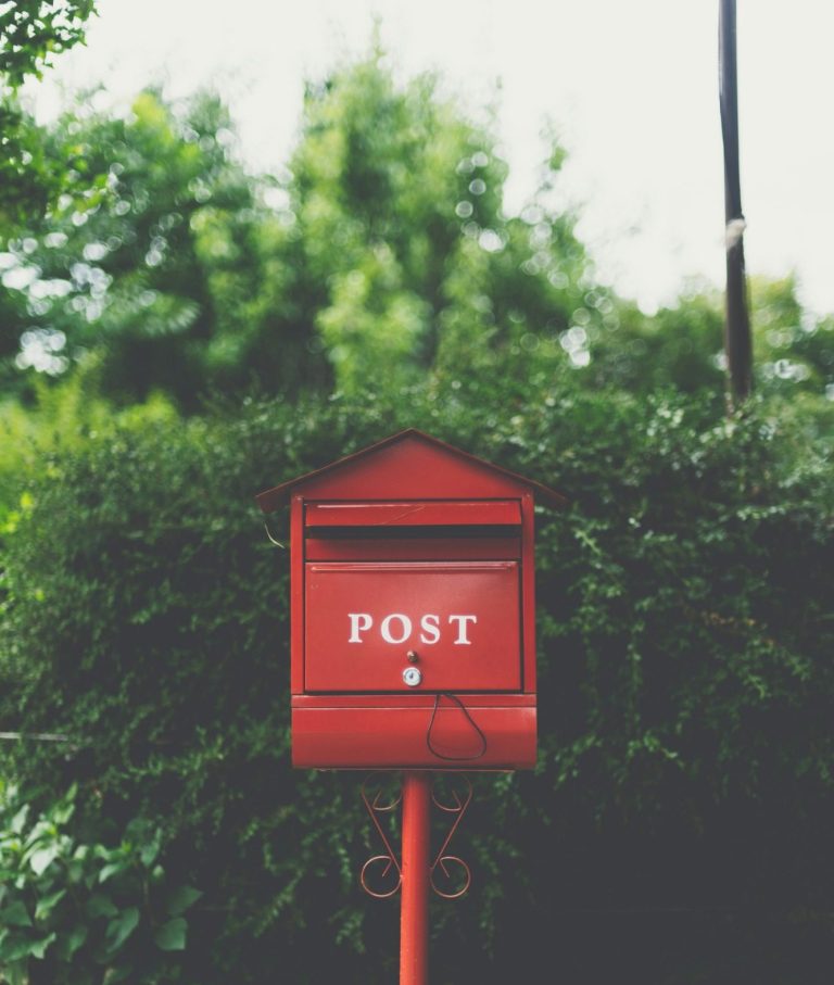 Bild von einer Frau, die lachend im Gras liegt - Sinnbild für Leichtigkeit und Loslassen Maria Wadenpohl